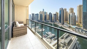 Ein Balkon mit Blick auf eine Skyline und einen Yachthafen.