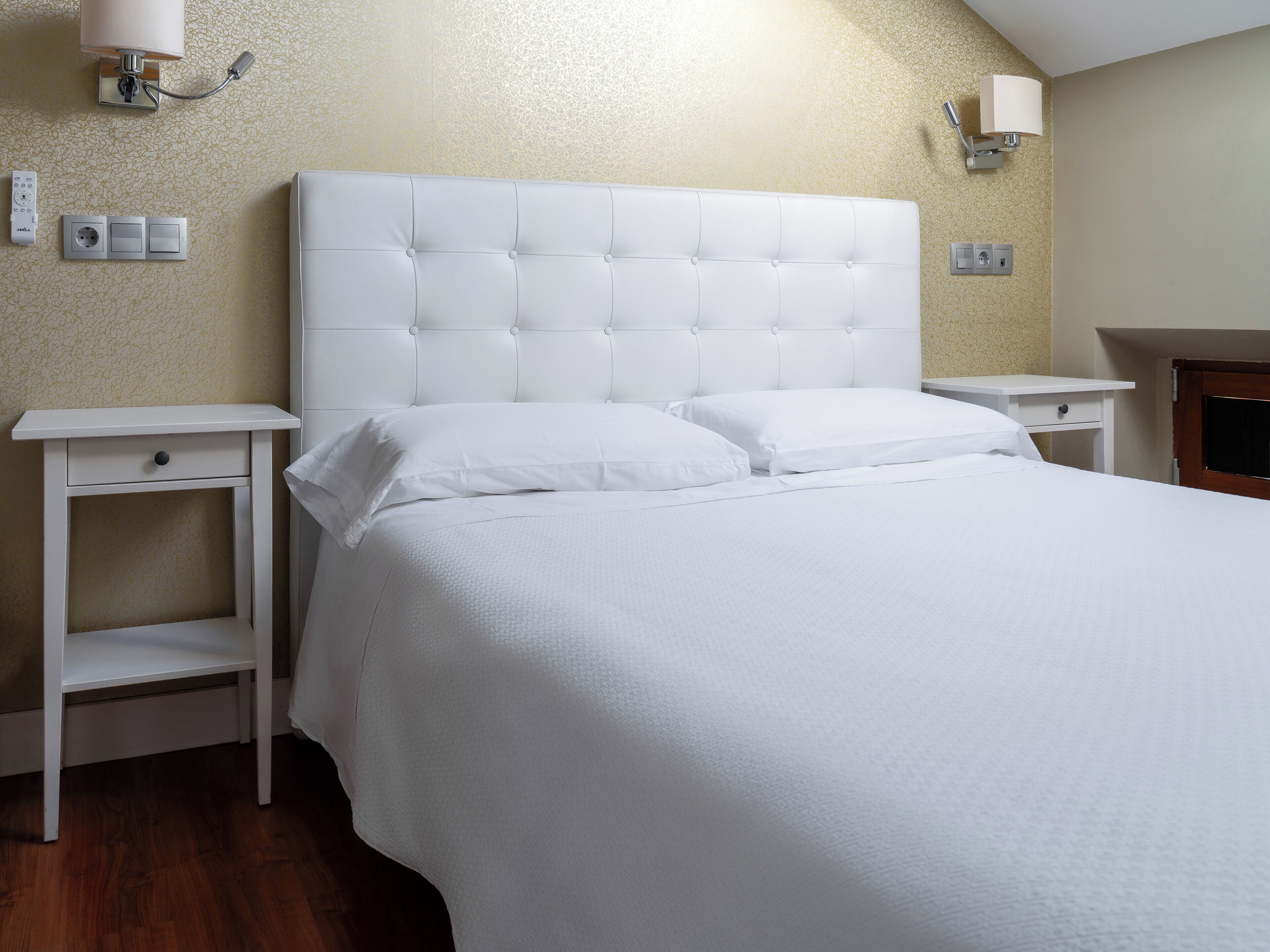 Bureau, espace de travail pour ordinateur portable, Wi-Fi gratuit