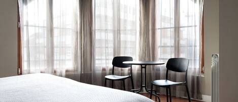 Habitación cuádruple familiar | Escritorio, espacio para trabajar con un portátil, wifi gratis