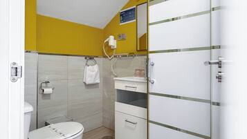 Habitación estándar con 1 cama doble o 2 individuales, vistas a la ciudad | Baño | Ducha, secador de pelo, toallas y jabón
