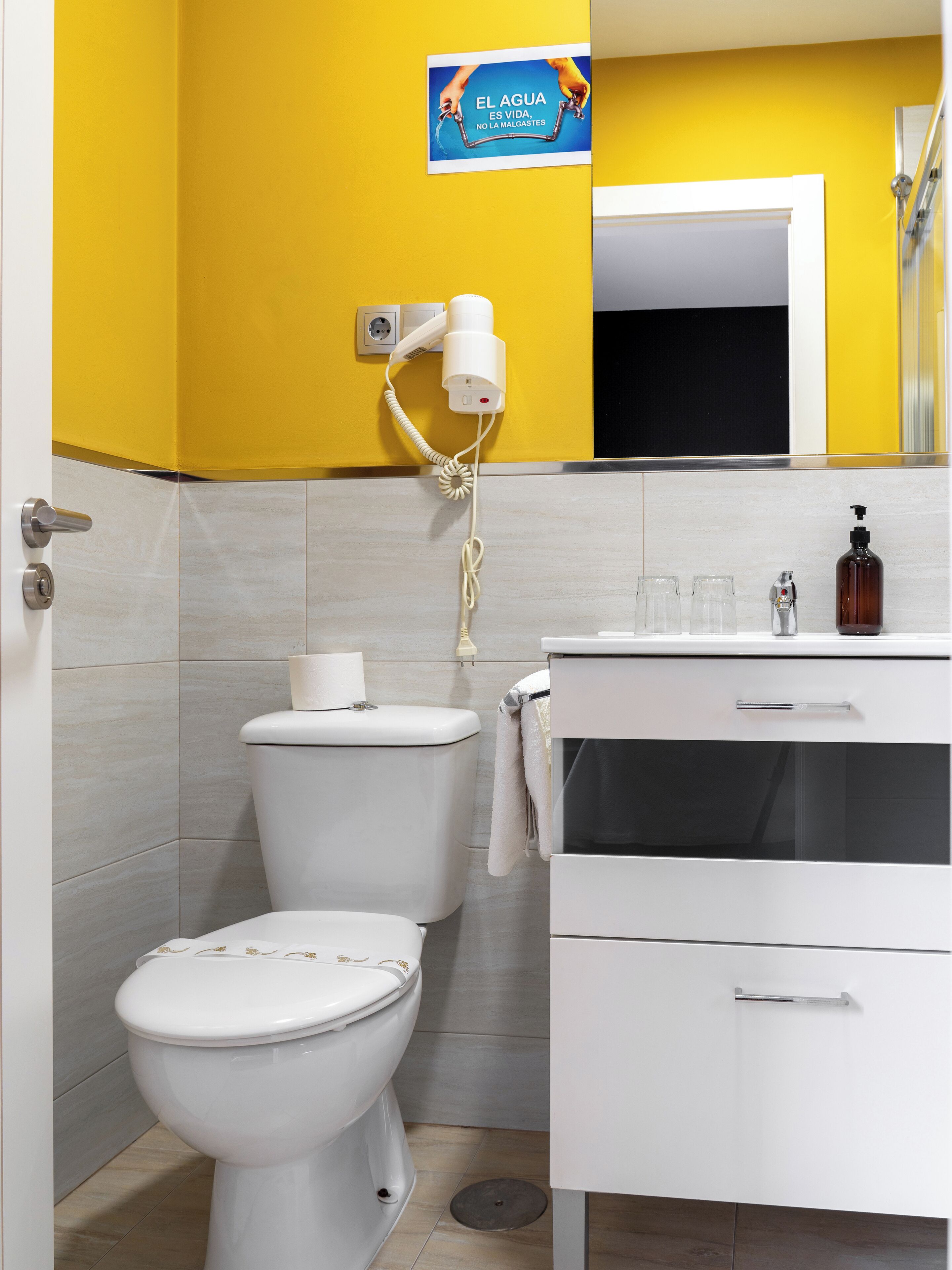 Regadera, secadora de cabello, toallas, jabón 