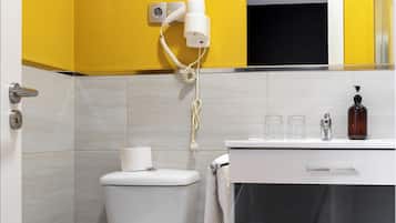 Regadera, secadora de cabello, toallas, jabón