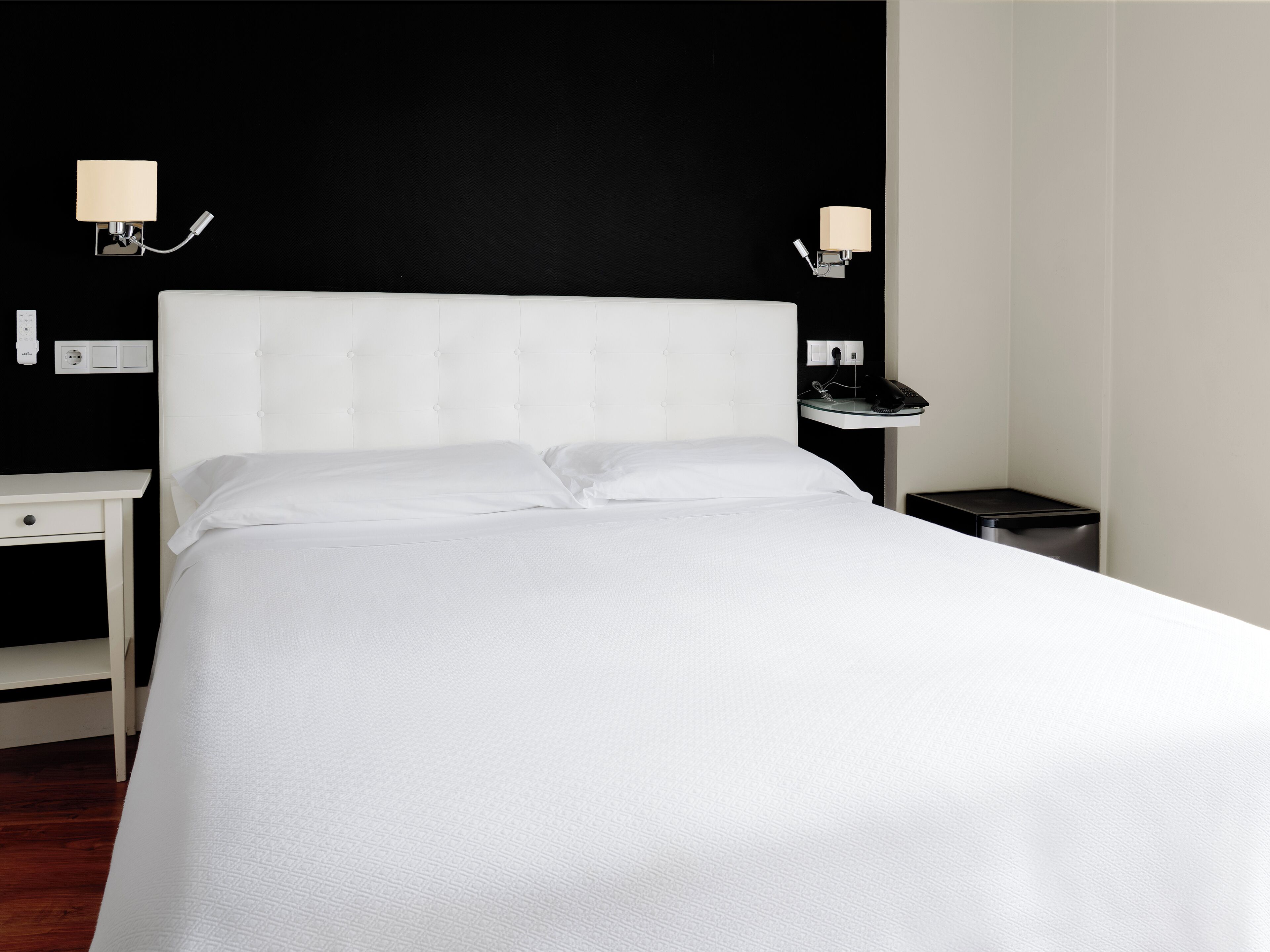 Desk, laptop workspace, free WiFi