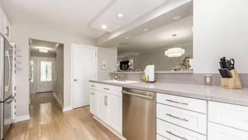 Micro-ondes, plaque de cuisson, lave-vaisselle