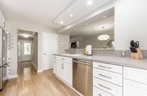 Microwave, stovetop, dishwasher - Short North Home 4BR w/backyard- 2 car garage in very safe neighborhood (Columbus)