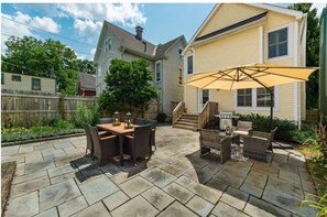 Outdoor dining - Short North Home 4BR w/backyard- 2 car garage in very safe neighborhood (Columbus)