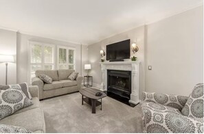 Smart TV - Short North Home 4BR w/backyard- 2 car garage in very safe neighborhood (Columbus)