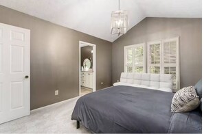 4 bedrooms, iron/ironing board, WiFi, bed sheets - Short North Home 4BR w/backyard- 2 car garage in very safe neighborhood (Columbus)