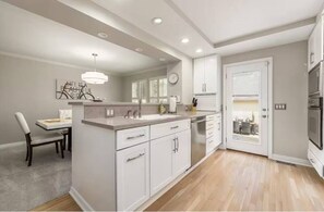 Microwave, stovetop, dishwasher - Short North Home 4BR w/backyard- 2 car garage in very safe neighborhood (Columbus)