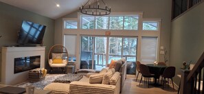 Smart TV, fireplace
