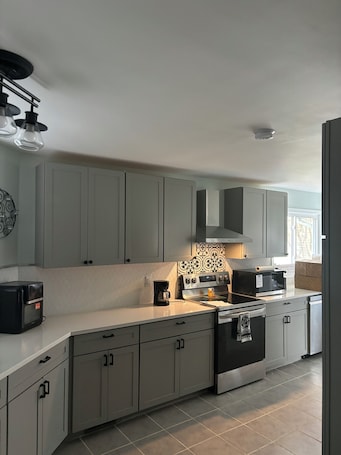 Fridge, microwave, oven, stovetop. Charming 4-bedroom house with AC and WiFi in wonderful Winston-Salem
