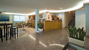 A spacious lobby with a reception desk, seating area, and a staircase. - Hotel & Residence Parador (Cesenatico)