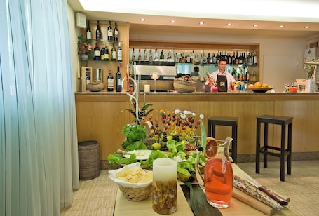 Bar (on property). Hotel & Residence Parador