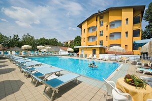 Una piscina al aire libre de temporada