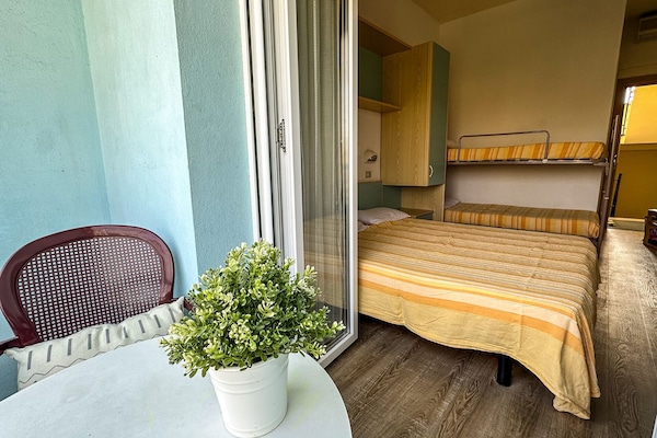 Quadruple Room | Peti besi dalam bilik, meja, Wi-fi percuma