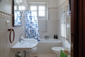 SĂšche-cheveux, bidet, serviettes fournies, savon