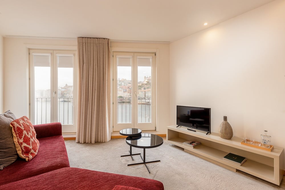 Modern & Cozy Apartment, by the Beach