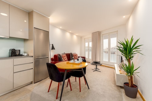 Modern & Cozy Apartment, by the Beach