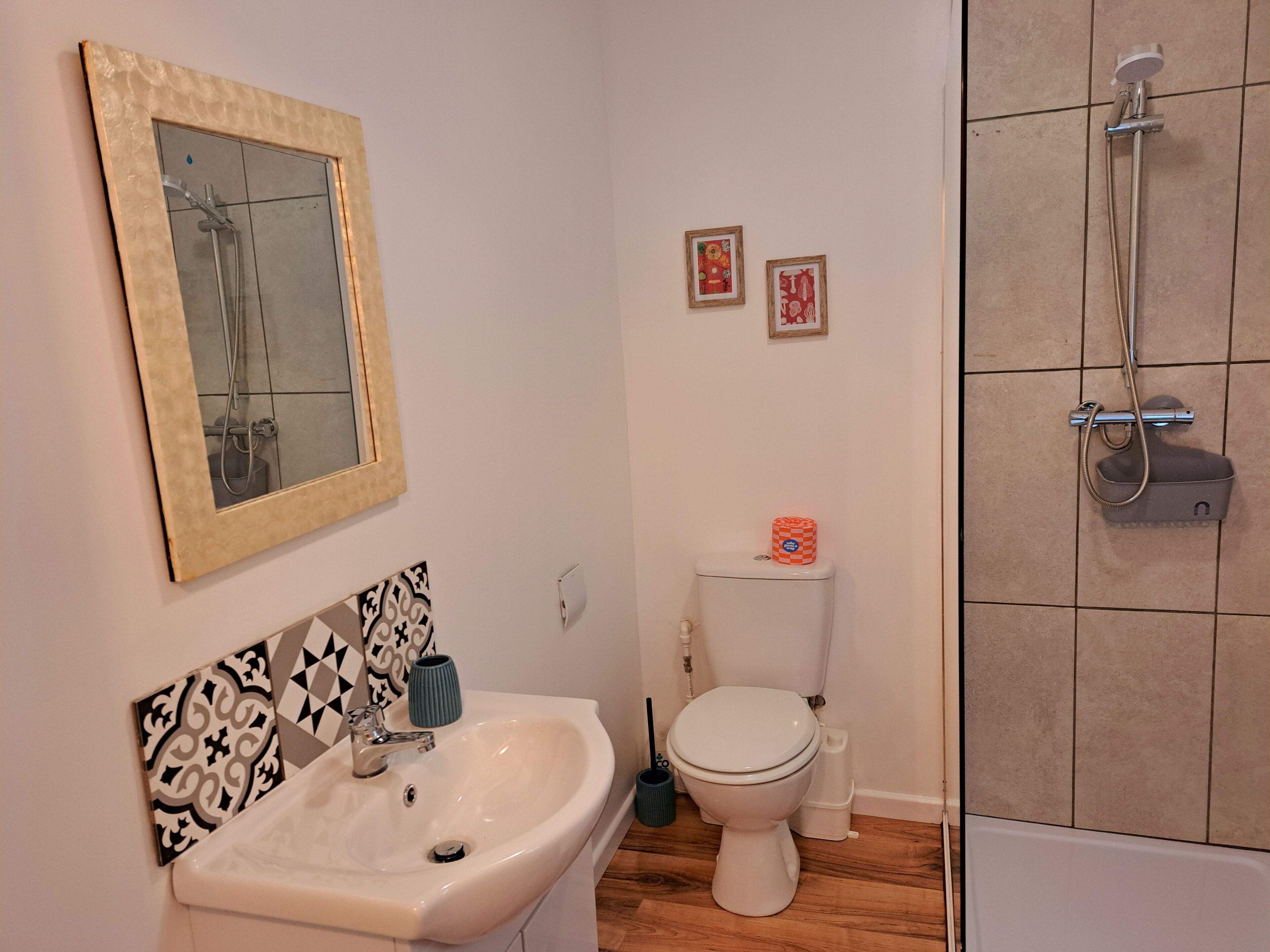 Douche, articles de toilette écologiques, séchoir à cheveux