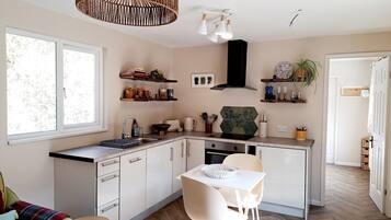 Un four, surface de cuisson, lave-vaisselle