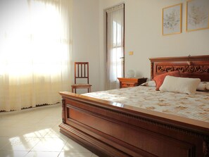 2 chambres, fer et planche à repasser, lit de bébé portatif