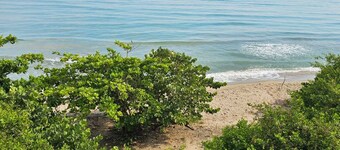 Charming 2-bedroom cabin with AC, WiFi in Dibulla.Beach access