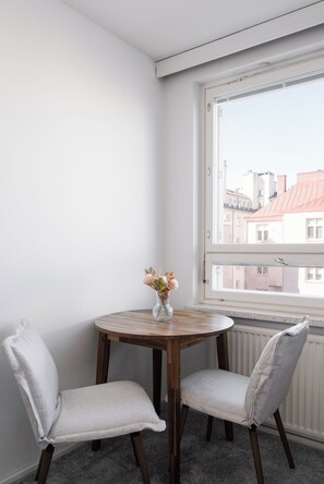 Living area - Modern Studio Apartment in Lönnrotinkatu (Helsinki)