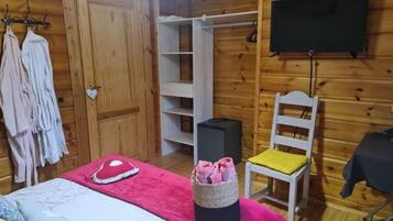 Chambre, vue piscine | Fer et planche à repasser, Wi-Fi gratuit