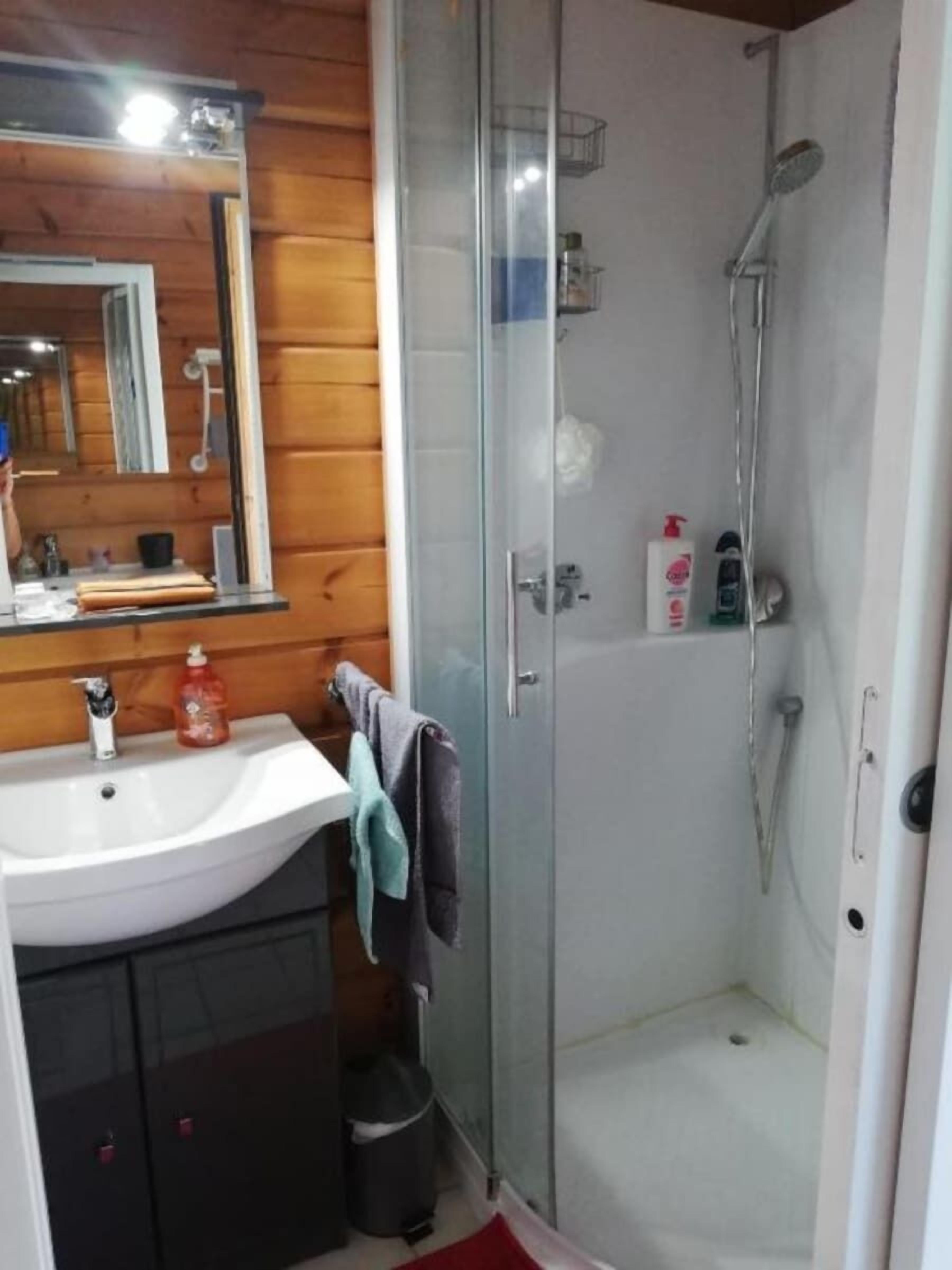 Comfort kamer, uitzicht op zwembad | Badkamer | Badjassen