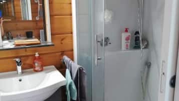 Comfort kamer, uitzicht op zwembad | Badkamer | Badjassen