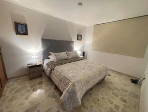 2 habitaciones, tabla de planchar con plancha, wifi y ropa de cama 