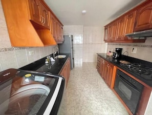 Réfrigérateur, four à micro-ondes, un four, surface de cuisson