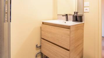 Douche, sĂšche-cheveux, serviettes fournies, savon