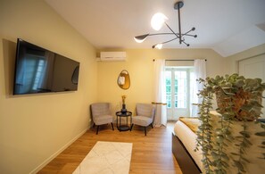 1 bedroom, travel cot, free WiFi, bed sheets - "Château de Dracy - La Pétillante" (Dracy-le-Fort)