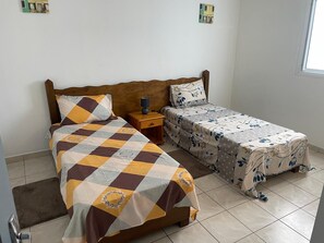 4 bedrooms, iron/ironing board, WiFi, bed sheets