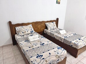4 bedrooms, iron/ironing board, WiFi, bed sheets