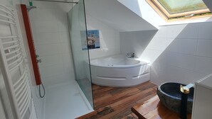 Boblebad, hårføner, håndklær og såpe