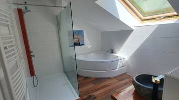 Bubbelbadkar, hÄrtork, handdukar och tvÄl