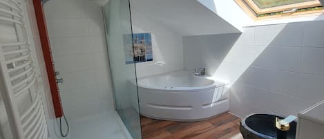 Jetted tub, hair dryer, towels, soap