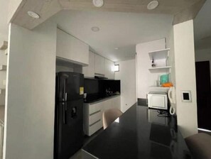 Cafetera y tetera, refrigerador, microondas y parrilla de estufa 