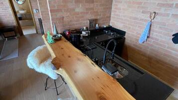 Frigorífico, horno, placa de cocina y cafetera o tetera