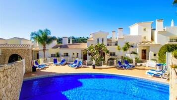 Utendørsbasseng og et oppvarmet basseng