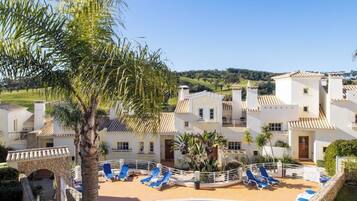 Een buitenzwembad, een verwarmd zwembad