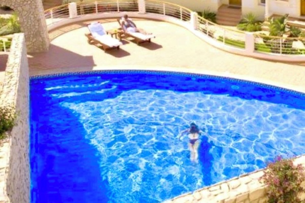 Piscina a l'aire lliure i piscina climatitzada