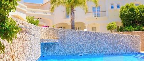 Una piscina al aire libre, una piscina climatizada