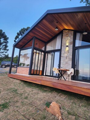 Outdoor dining - Bergview Chalet Echaporã Romanticism between Campos do Jordão and São Bento do Sapucaí (Luminosa)