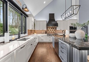 House, Multiple Beds (Lucent Sunset Retreat) | Private kitchen