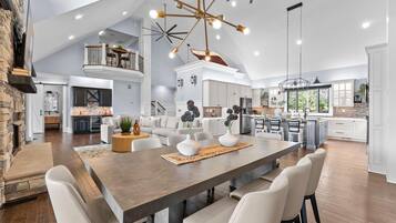 House, Multiple Beds (Lucent Sunset Retreat) | Dining