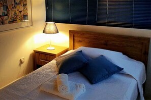 2 quartos, cofres nos quartos, escrivaninha