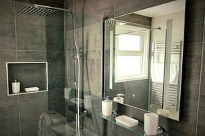 Dusche, Haartrockner, Handtücher, Seife